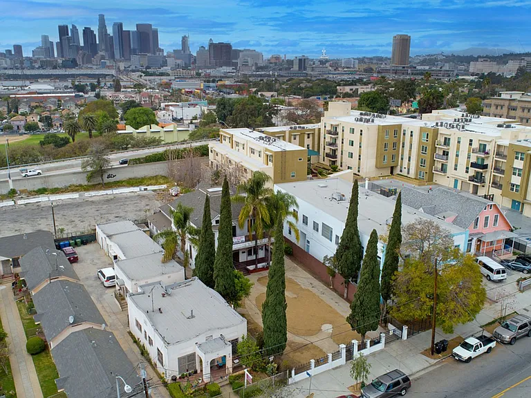 Mariachi Plaza Apartments (OLD) — Photo 4