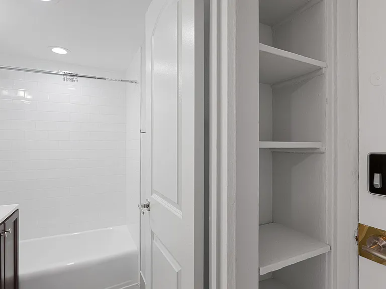 6012 N Kenmore Ave — Photo 11