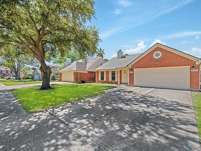 9915 Villa Verde Dr — Photo 2