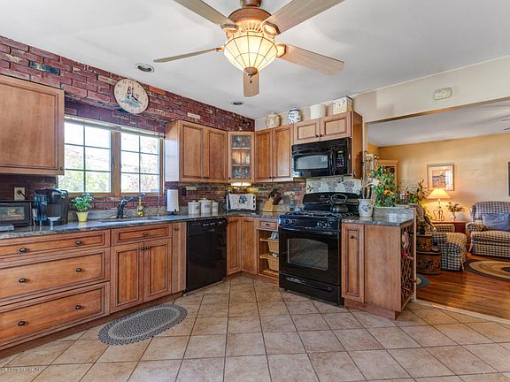 5th image of 218 Stobe Ave