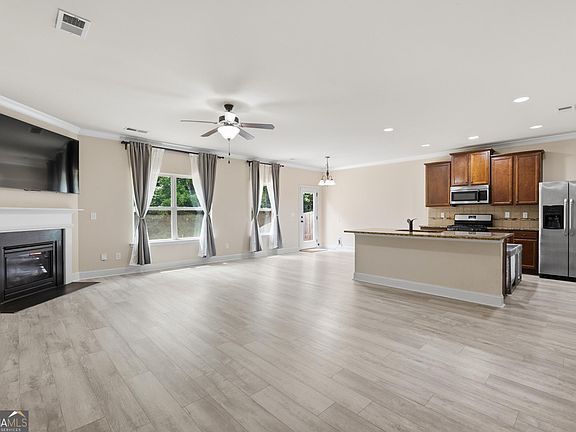 4th image of 2777 Lakeview Walk