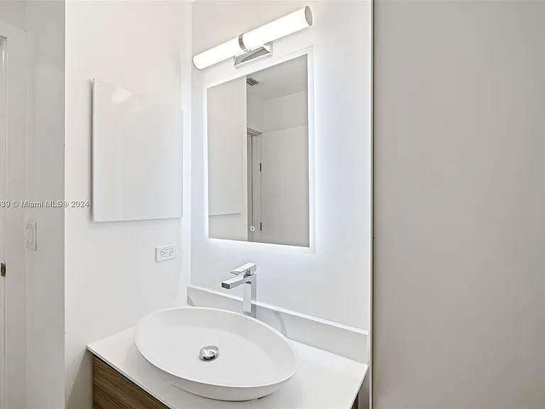 19144 Fisher Island Dr #19144 — Photo 17