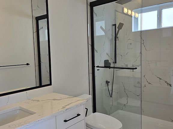 4th image of 15571 Victoria Ave #2
