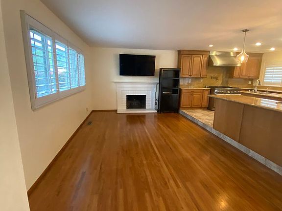 3rd image of 7461 Highland Oaks Dr