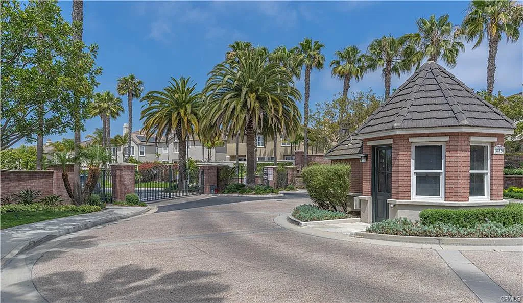 4 bed, 3.5 bath, 3104 sqft, $8,500 — Photo 2