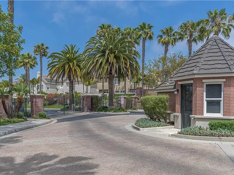 7371 Siena Dr — Photo 2