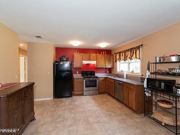 02_1313NECromeyRdNE_177001_Kitchen_LowRe