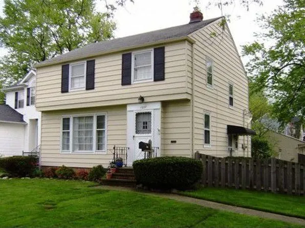 1227 Richmond Rd, Lyndhurst, OH 44124