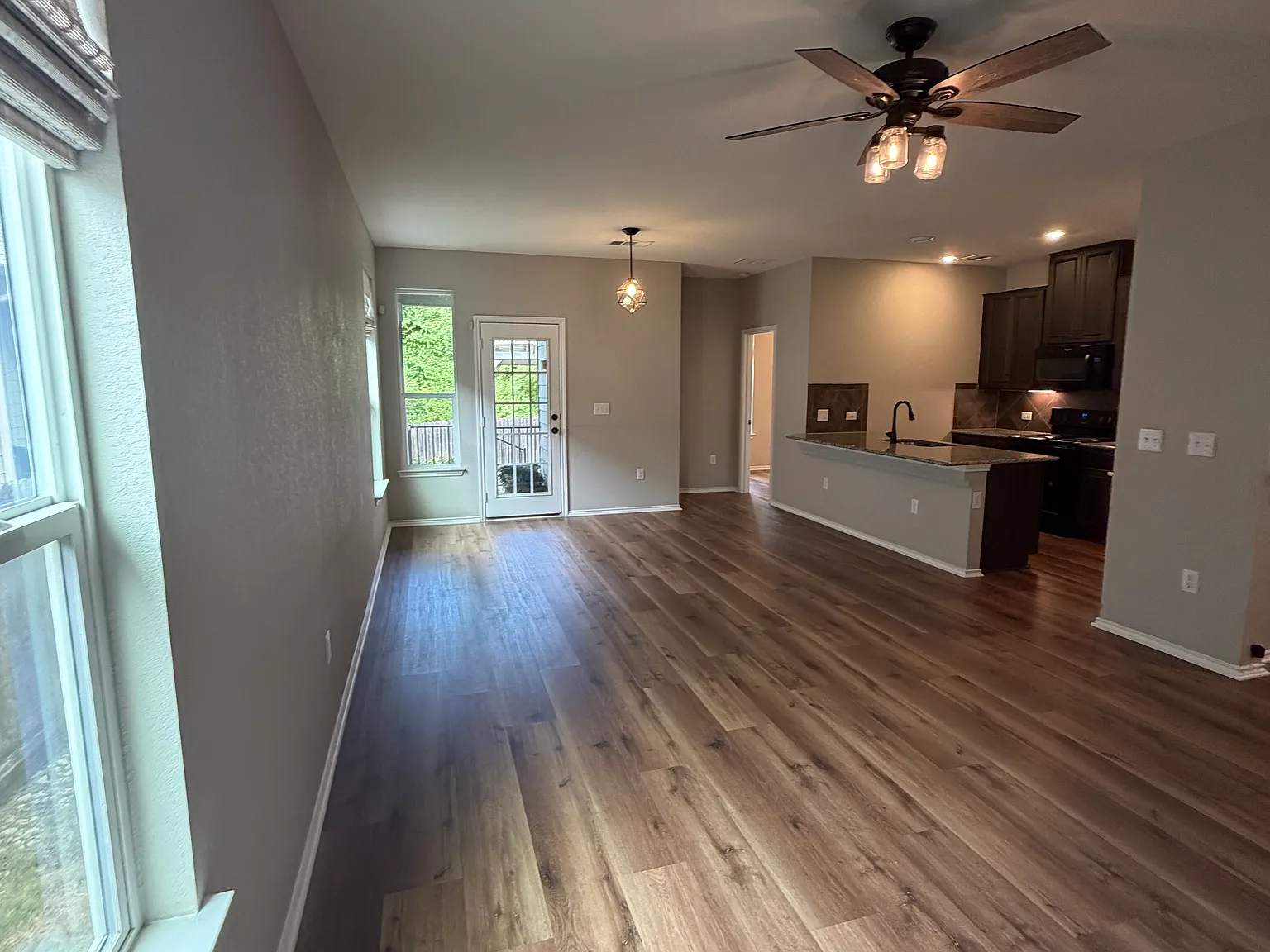 3 bed, 1352 sqft, $2,050 — Photo 4