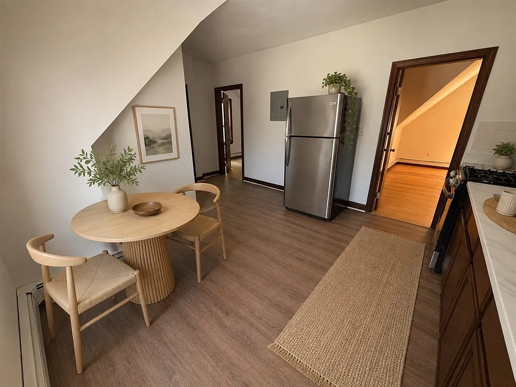 3 bed, 1.0 bath, 1100 sqft, $2,650 — Photo 4