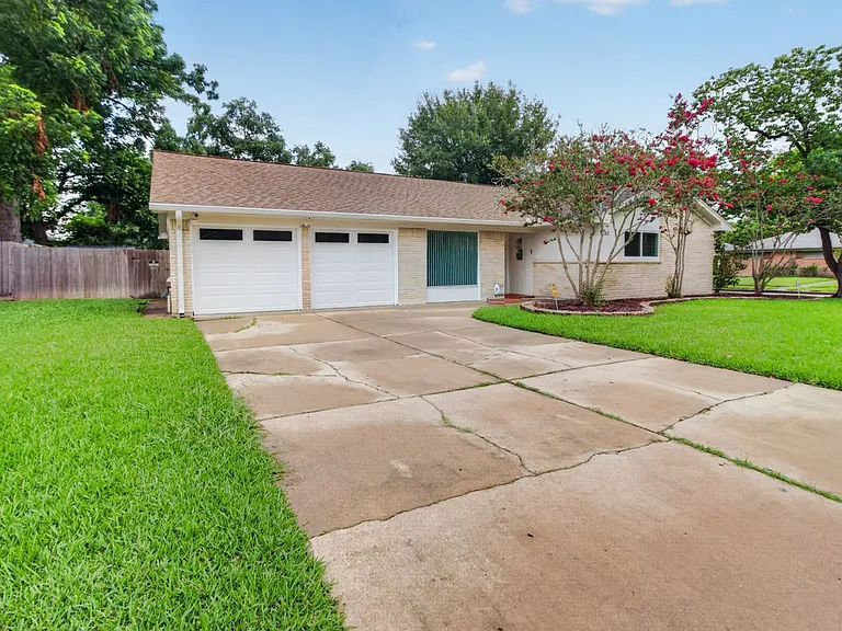 5502 Effingham Dr — Photo 2