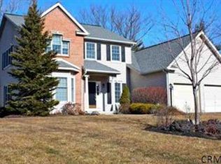 18 Hedgerose Ln, Delmar, NY 12054