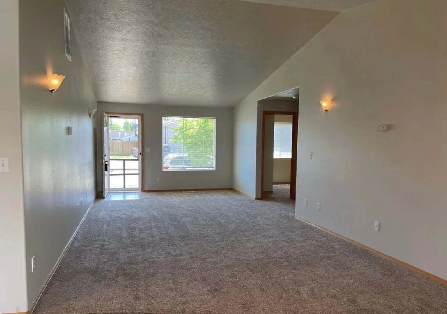 Beautiful Single Level 3/2 Charming NW Albany Duplex — Photo 2