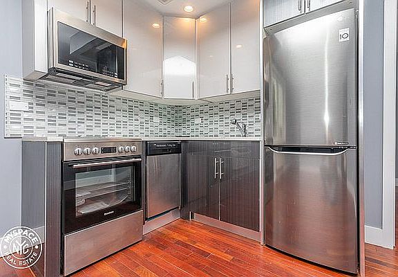 3rd image of 807 Jefferson Ave #4E