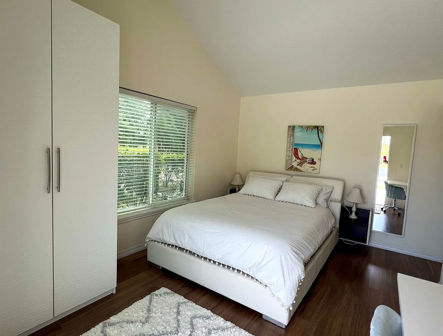 2 bed, 2.0 bath, 2271 sqft, $7,050 — Photo 2