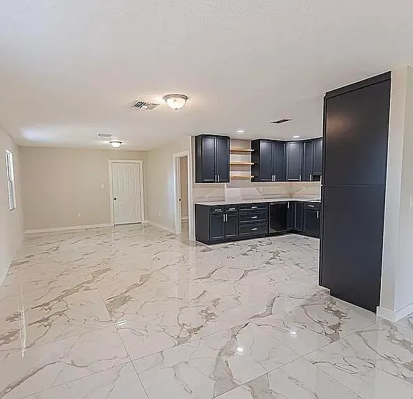 4 bed, 3.0 bath, 2015 sqft, $3,000 — Photo 3