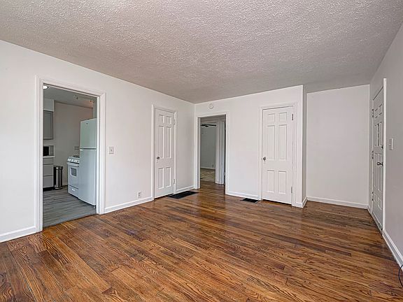 5th image of 4924 Rosslyn Ave