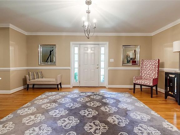 4th image of 203 W Hillcrest Ave