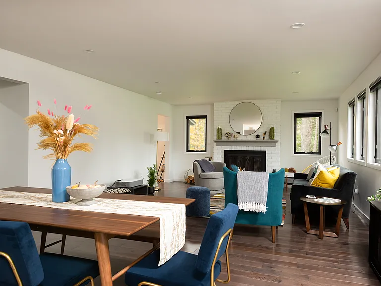 Dining area off kitchen