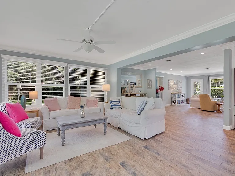 706 Iris Ln — Photo 9
