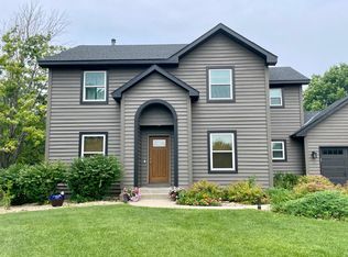 906 Clover Ct, Northfield, MN 55057