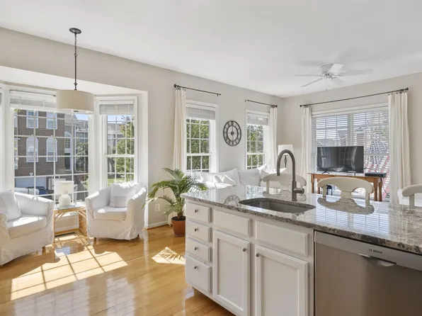 45774 Mountain Pine Sq, Sterling, VA 20166