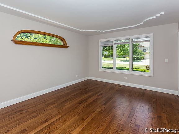 5th image of 21447 Burgundy Dr