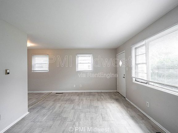 3rd image of 5820 Grandview Dr