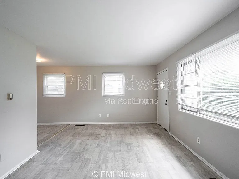 5820 Grandview Dr — Photo 3