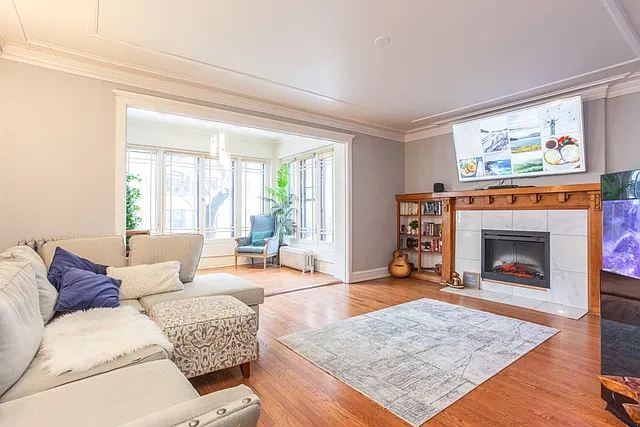 4174 N Clarendon Ave — Photo 2