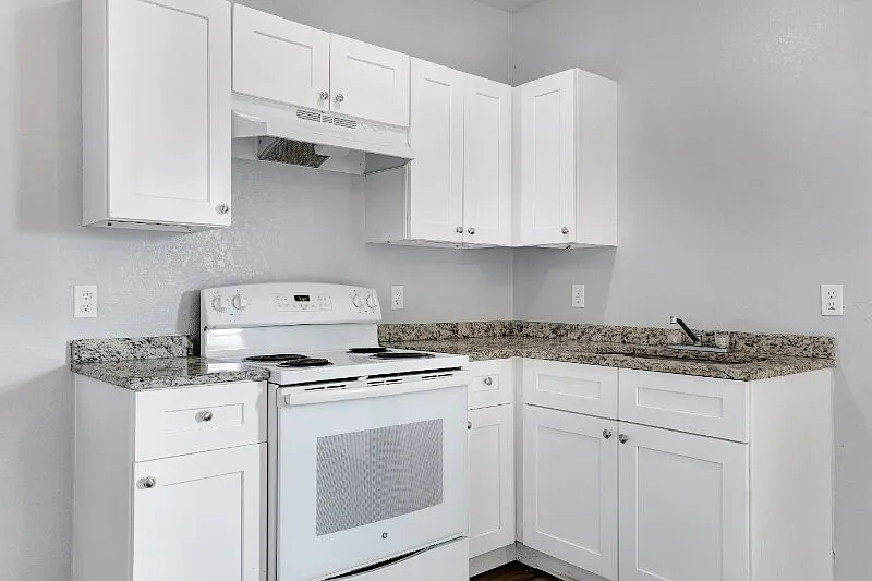 438 S San Joaquin Ave — Photo 2
