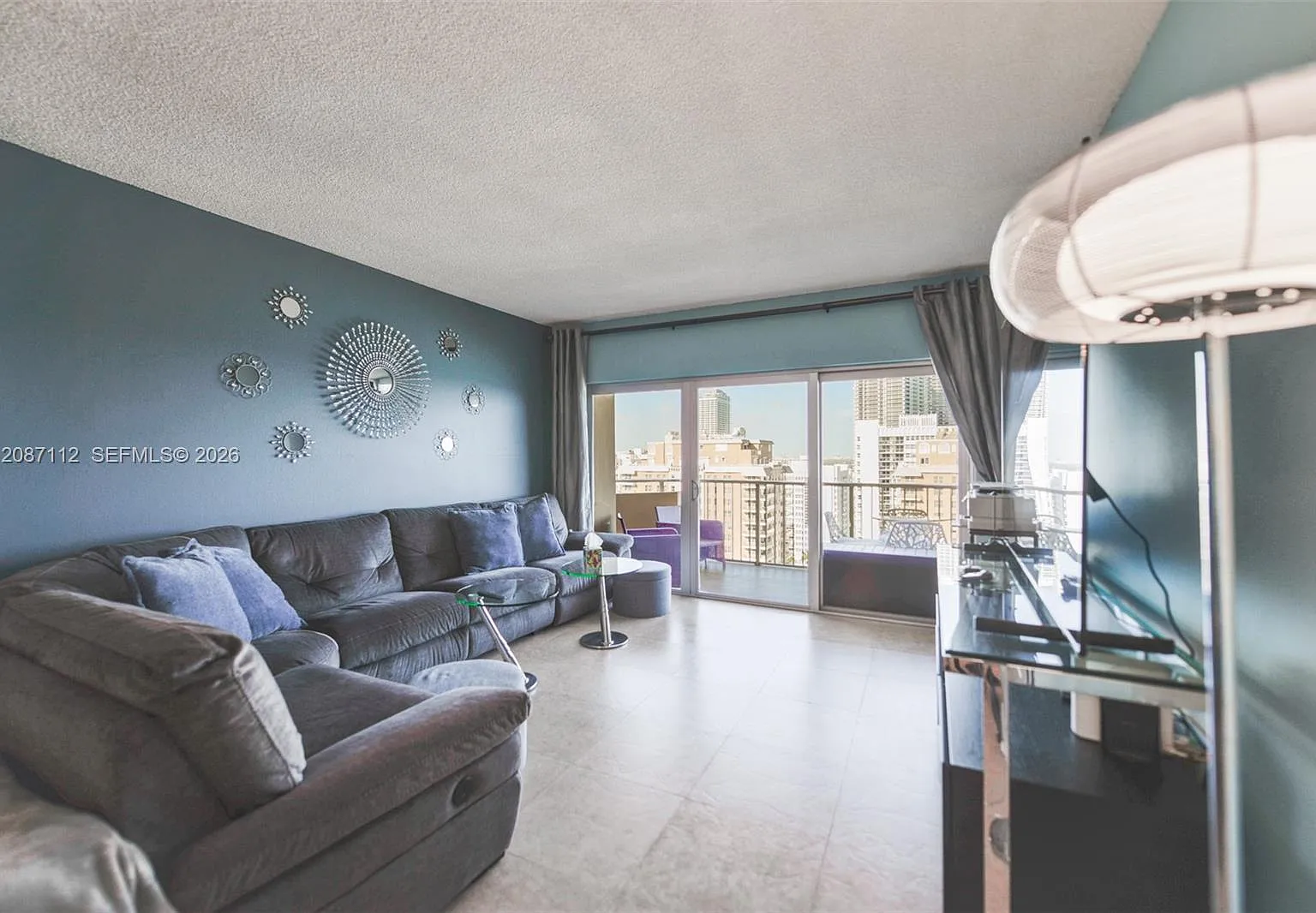 Hemispheres Condo — Photo 4