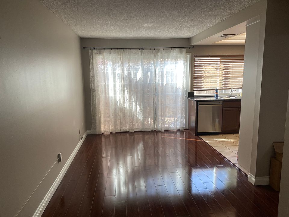 Picture of Living room and dining room.