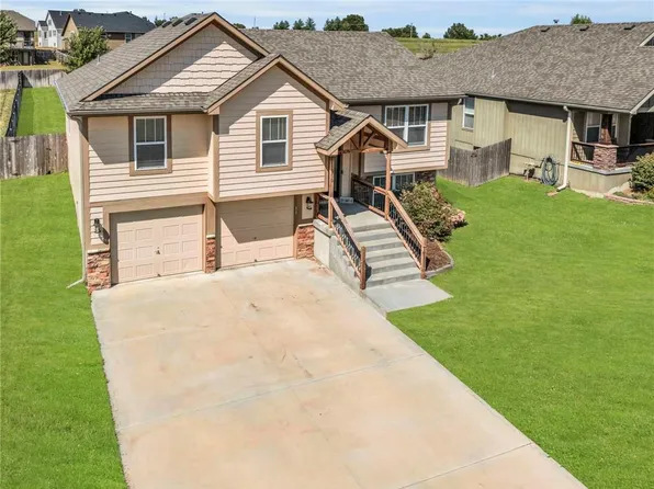 16710 Freeman Dr, Basehor, KS 66007