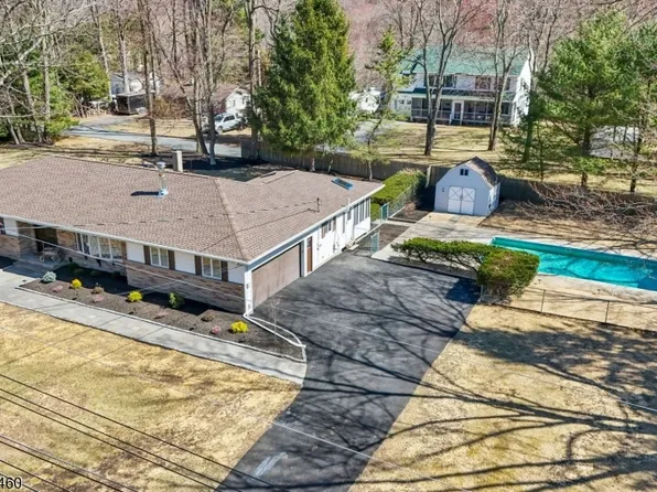 15 Woodland Dr, Jefferson Twp., NJ 07438