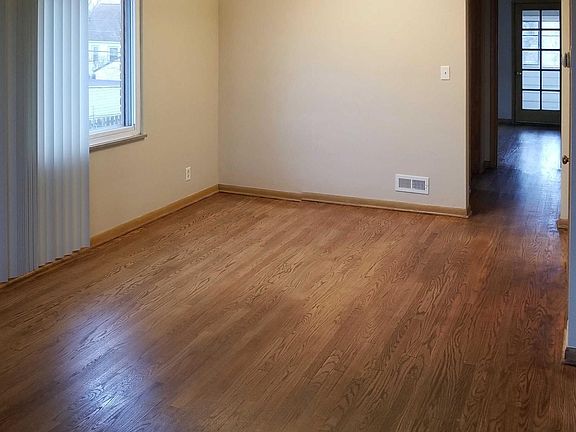 3rd image of 8403 Pelham Dr #Up