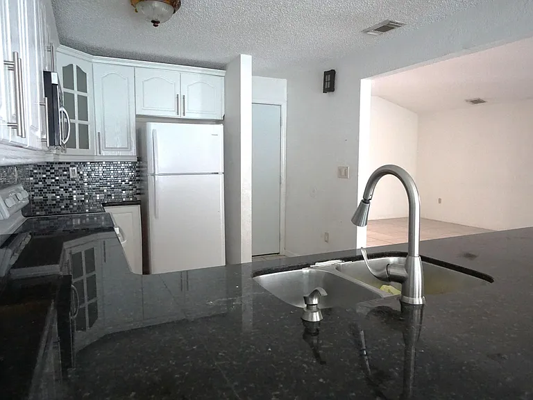 18011 SW 139th Ct — Photo 5