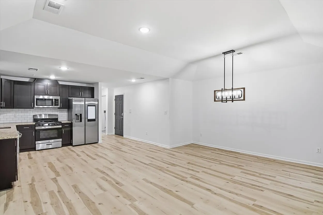 3 bed, 1300 sqft, $3,000 — Photo 3