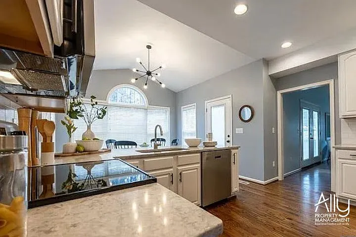 170 W Rosewood Dr — Photo 15