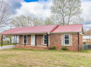 536 Ridgeway Dr, Bolivar, TN 38008