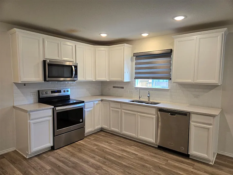 1126 Ainsley Ln — Photo 4
