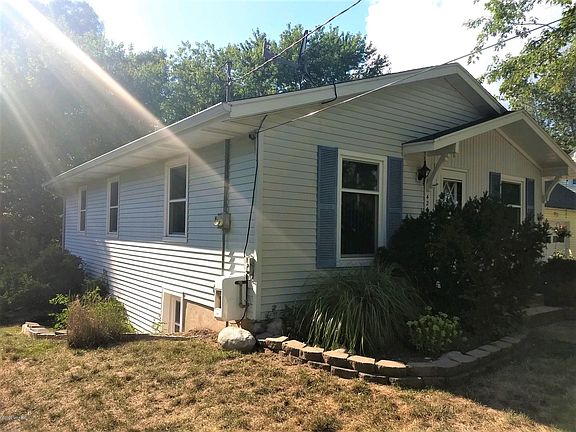3rd image of 4243 Hillsdale Ave NE