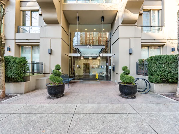 969 Richards St, Vancouver, BC V6B 1A8