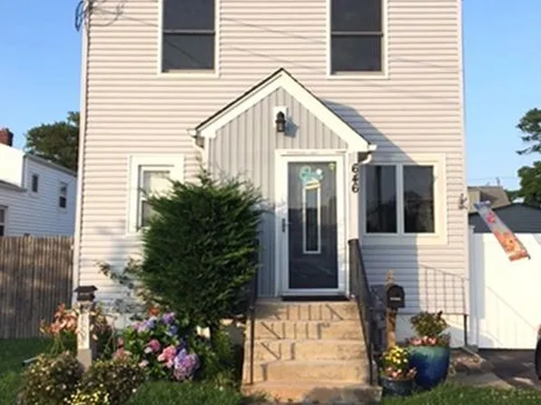 646 S 7th St, Lindenhurst, NY 11757