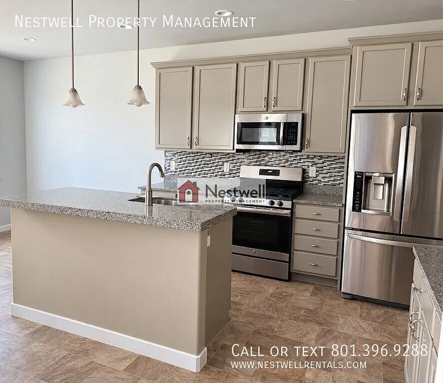 Amazing 4-bed townhome in Herriman! — Photo 3