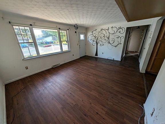 2nd image of 340 Marquis Ave