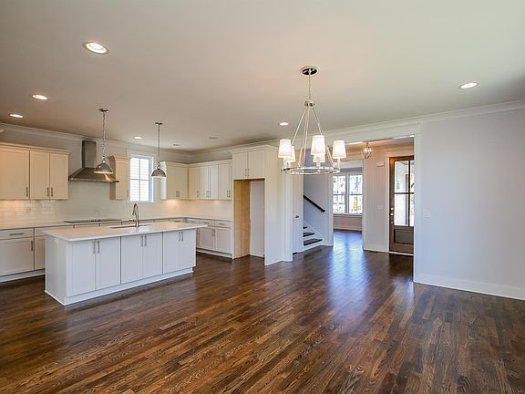 3rd image of 721 Park Cir