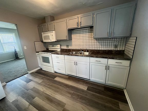 2nd image of 823 SE Pinecrest Dr