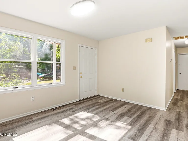 1305 Marshall St — Photo 4