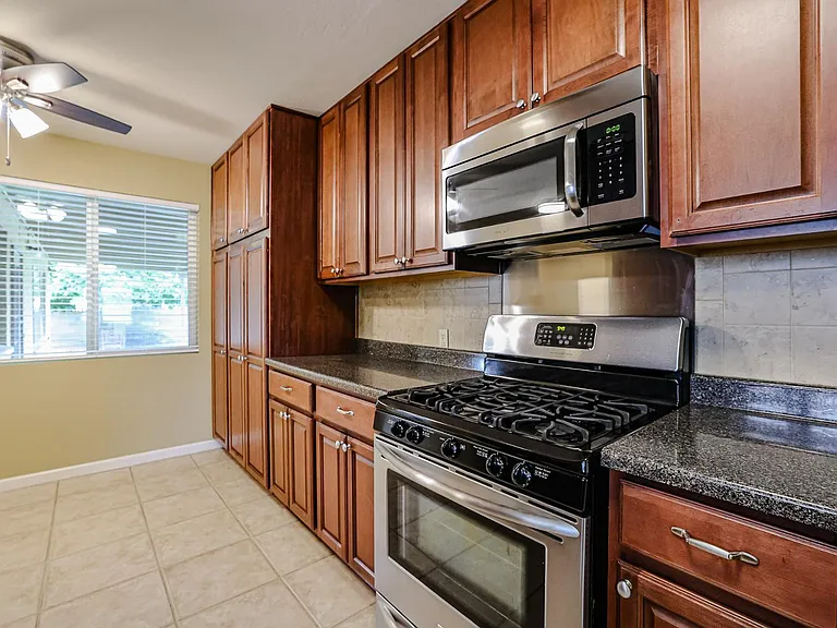1005 E Cavalier Dr — Photo 8